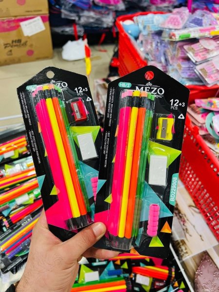 قلم رصاص اسود طبي مثلث مع محاي وبراي ومساكة قلم 1/12 FLEX NEON